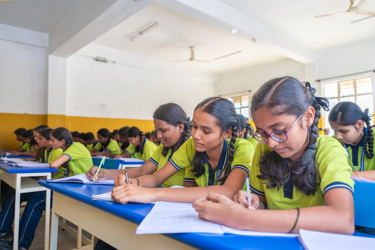 KSS High School Students in Lab